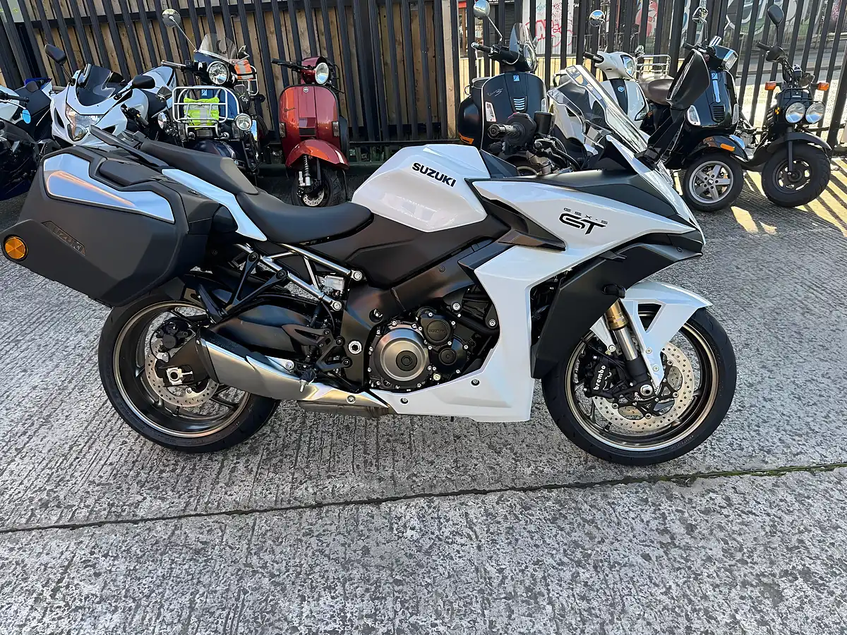 Used 2025 Suzuki GSX-S1000GT Gt+ White - Interior and Exterior details 2