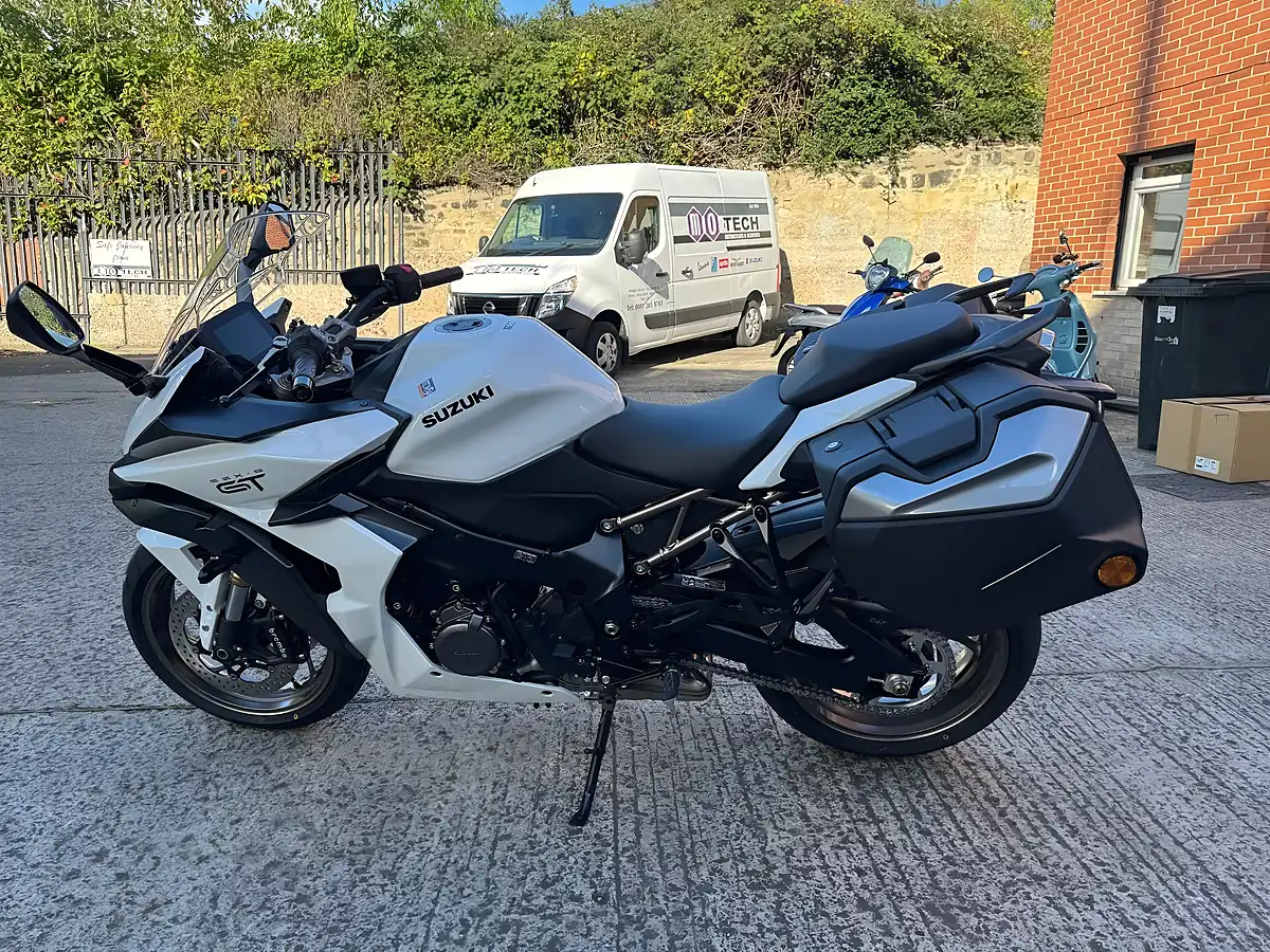 Used 2025 Suzuki GSX-S1000GT Gt+ White - Interior and Exterior details 5