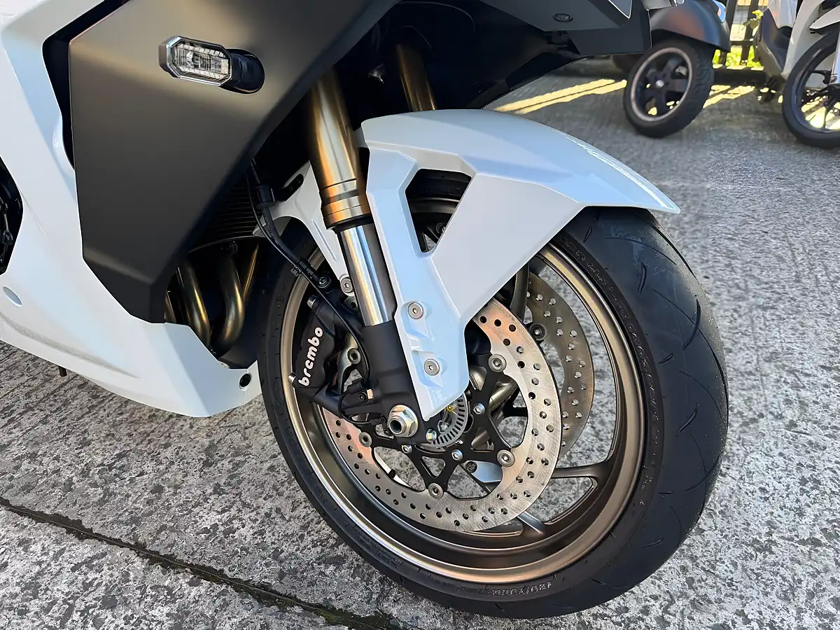 Used 2025 Suzuki GSX-S1000GT Gt+ White - Interior and Exterior details 7