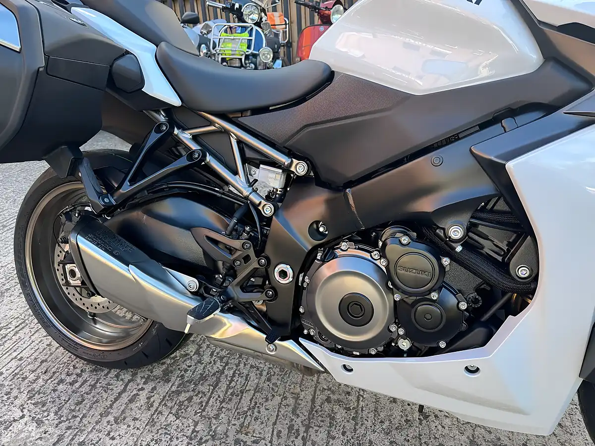 Used 2025 Suzuki GSX-S1000GT Gt+ White - Interior and Exterior details 8