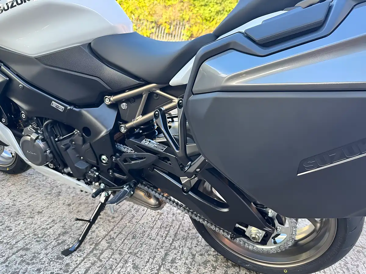 Used 2025 Suzuki GSX-S1000GT Gt+ White - Interior and Exterior details 9