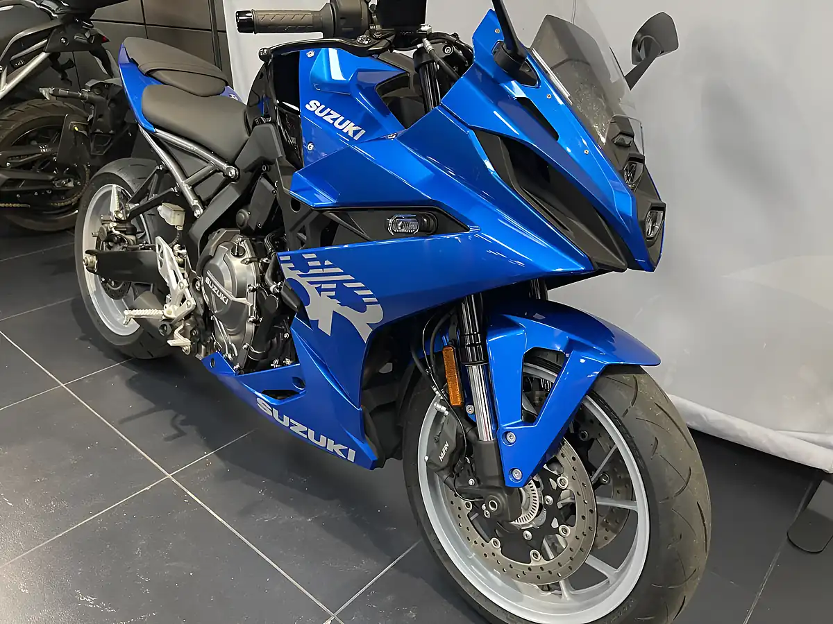 Used 2025 Suzuki GSX8-R Metallic Triton Blue - Interior and Exterior details 9