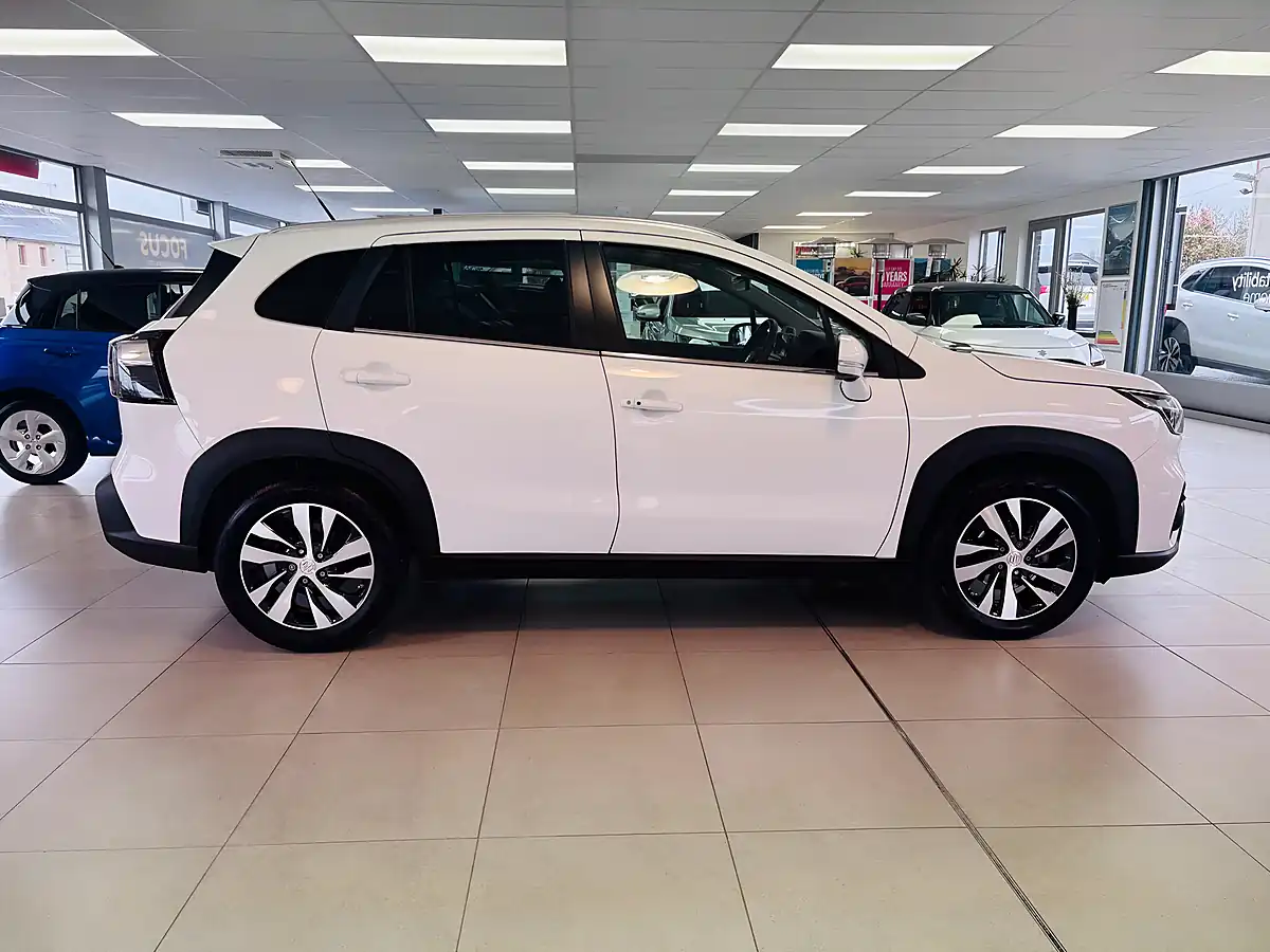Used 2025 Suzuki S-Cross Ultra Allgrip White - Interior and Exterior details 8