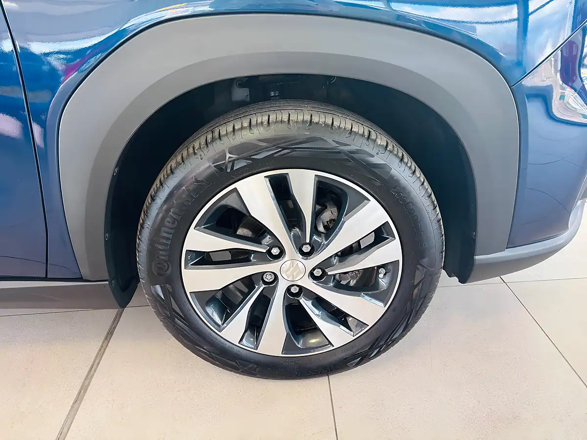 Used 2025 Suzuki S-Cross Ultra Blue - Interior and Exterior details 9