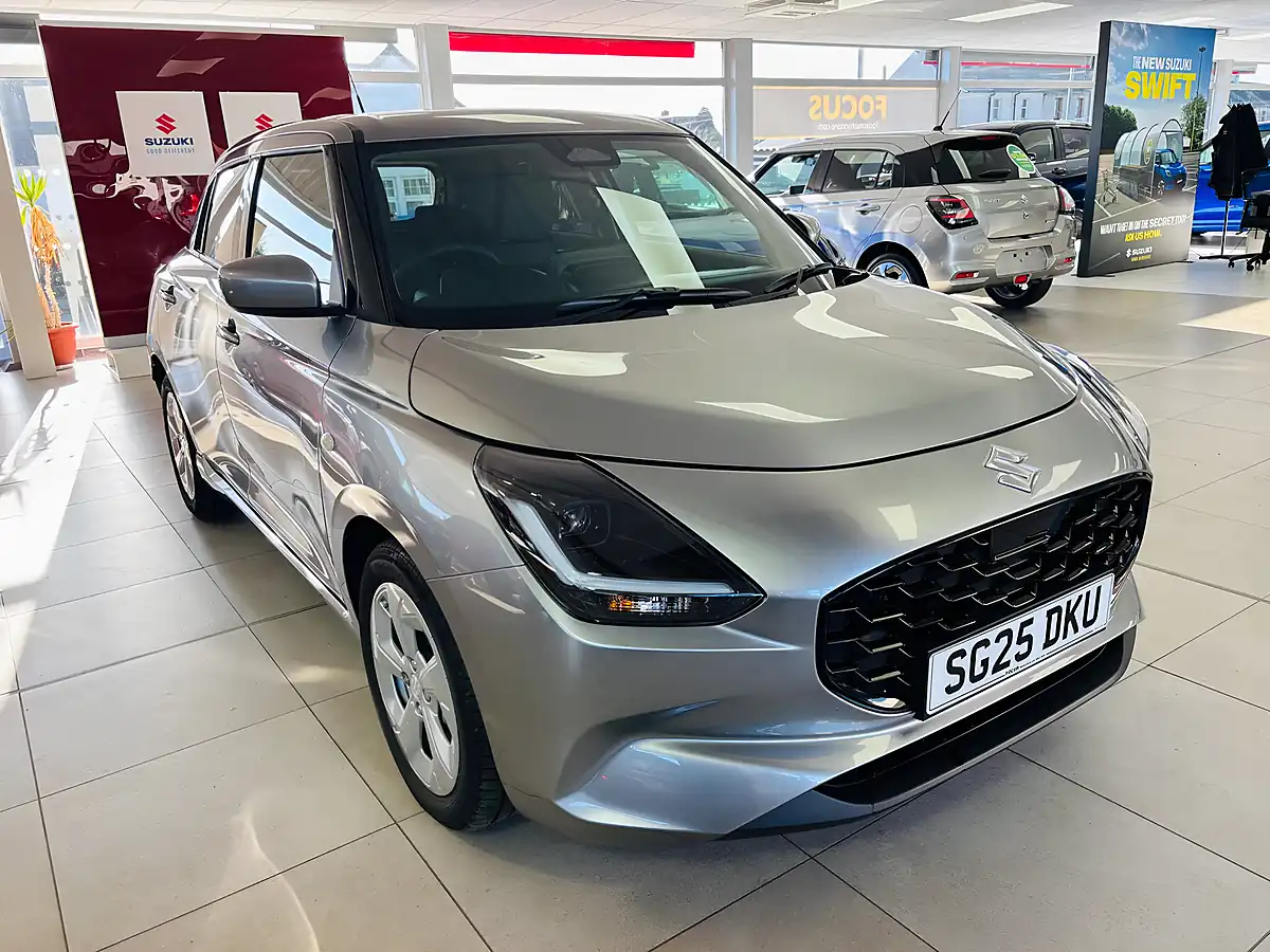 Used 2025 Suzuki Swift Motion Silver - Front View