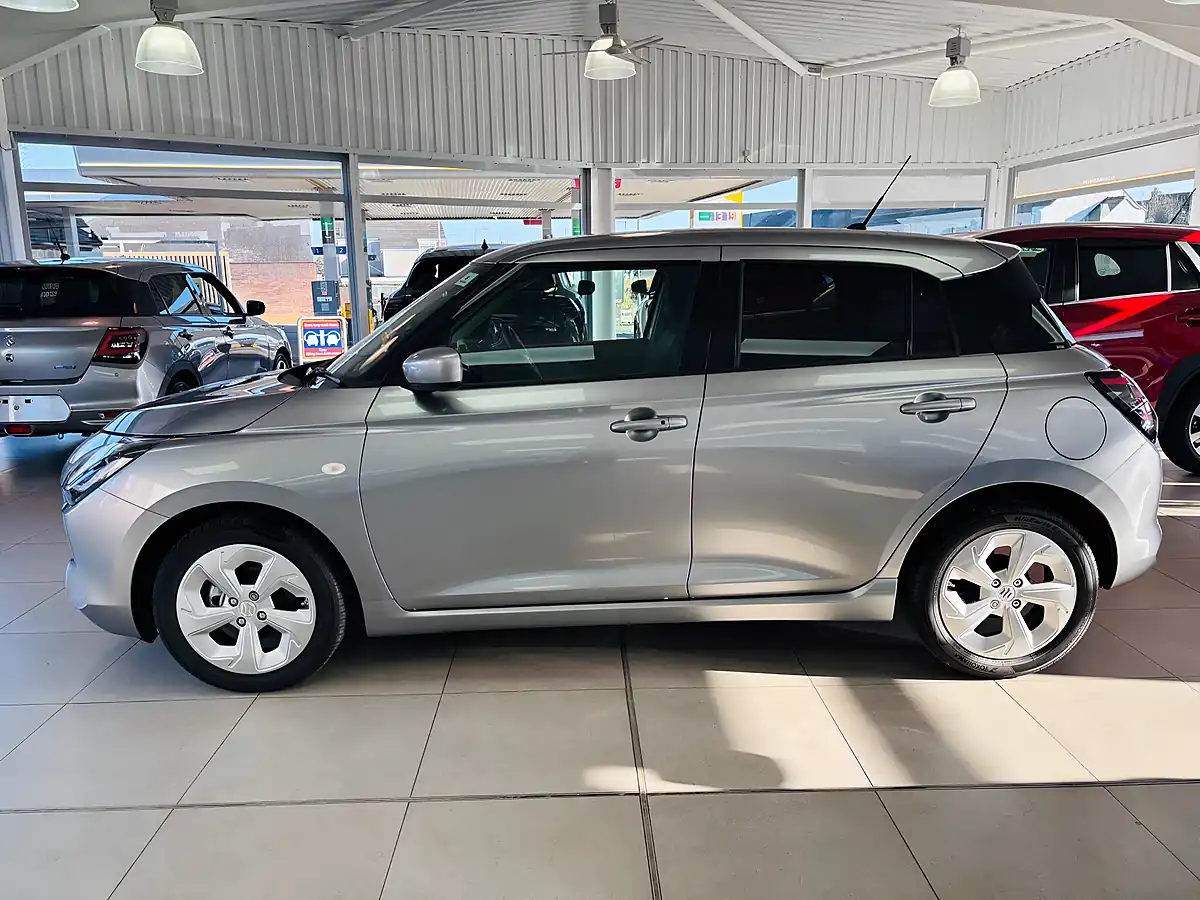 Used 2025 Suzuki Swift Motion Silver - Interior and Exterior details 6