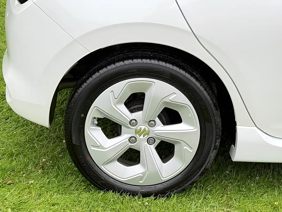 Used 2025 Suzuki Swift Motion White - Interior and Exterior details 8