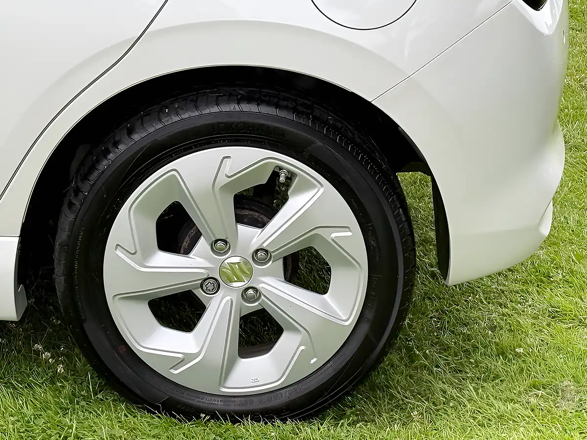 Used 2025 Suzuki Swift Motion White - Interior and Exterior details 9