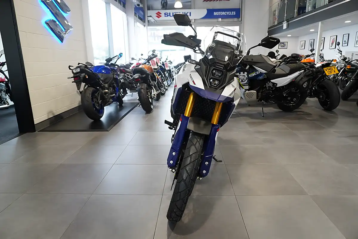 Used 2025 Suzuki V-Strom 800DE Pearl Tech White - Interior and Exterior details 3