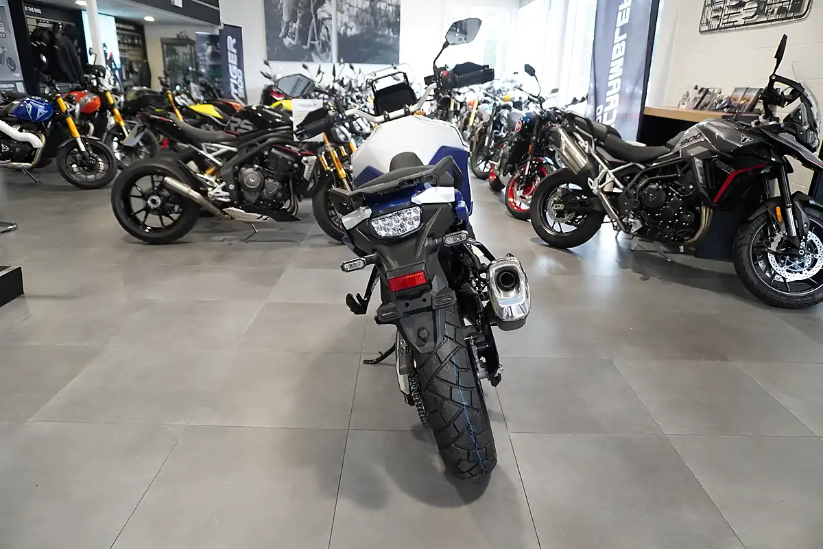 Used 2025 Suzuki V-Strom 800DE Pearl Tech White - Interior and Exterior details 4