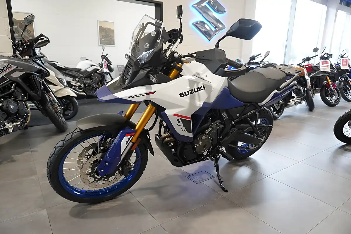 Used 2025 Suzuki V-Strom 800DE Pearl Tech White - Interior and Exterior details 6