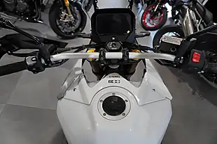 Used 2025 Suzuki V-Strom 800DE Pearl Tech White - Interior and Exterior details 7