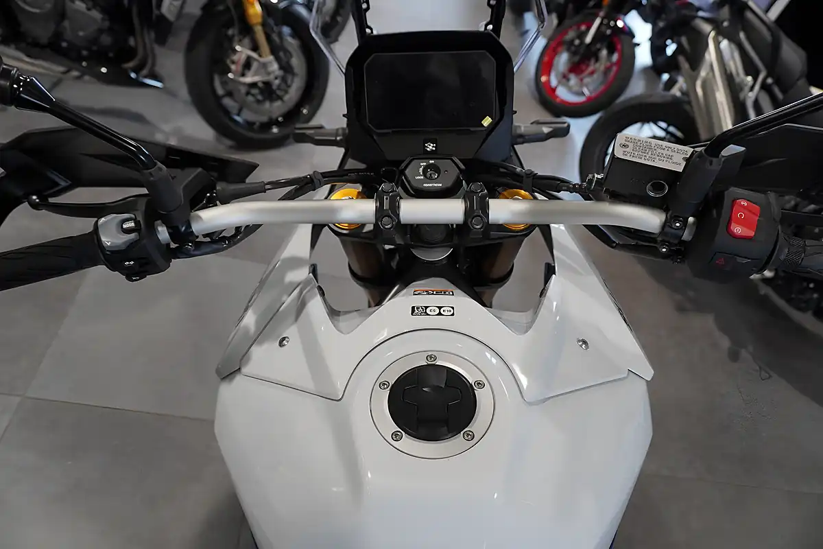 Used 2025 Suzuki V-Strom 800DE Pearl Tech White - Interior and Exterior details 7