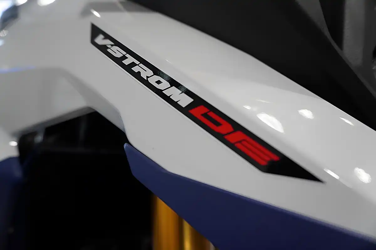 Used 2025 Suzuki V-Strom 800DE Pearl Tech White - Interior and Exterior details 8