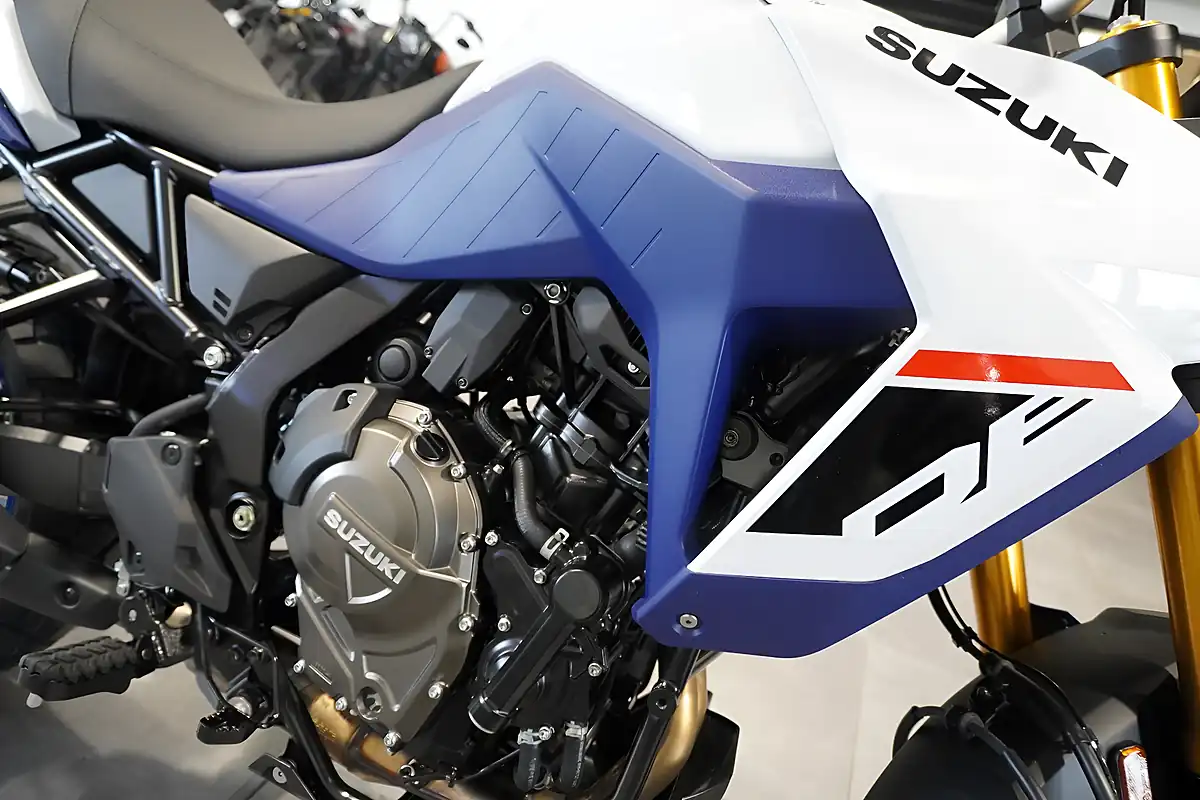 Used 2025 Suzuki V-Strom 800DE Pearl Tech White - Interior and Exterior details 9