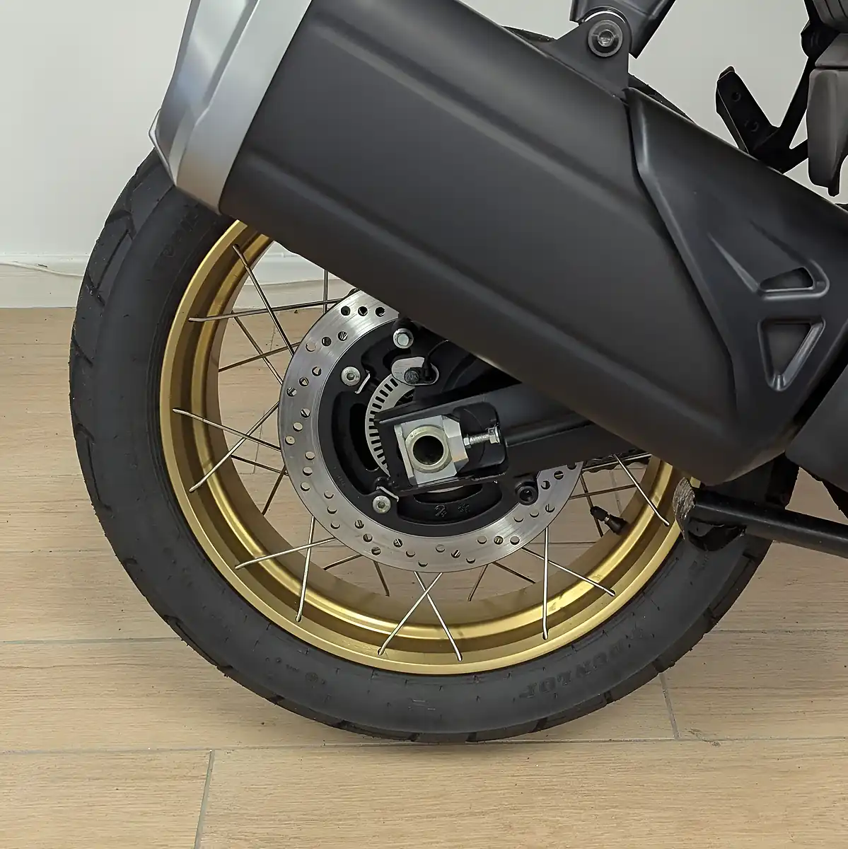 Used 2025 Suzuki V-Strom Yellow - Interior and Exterior details 12
