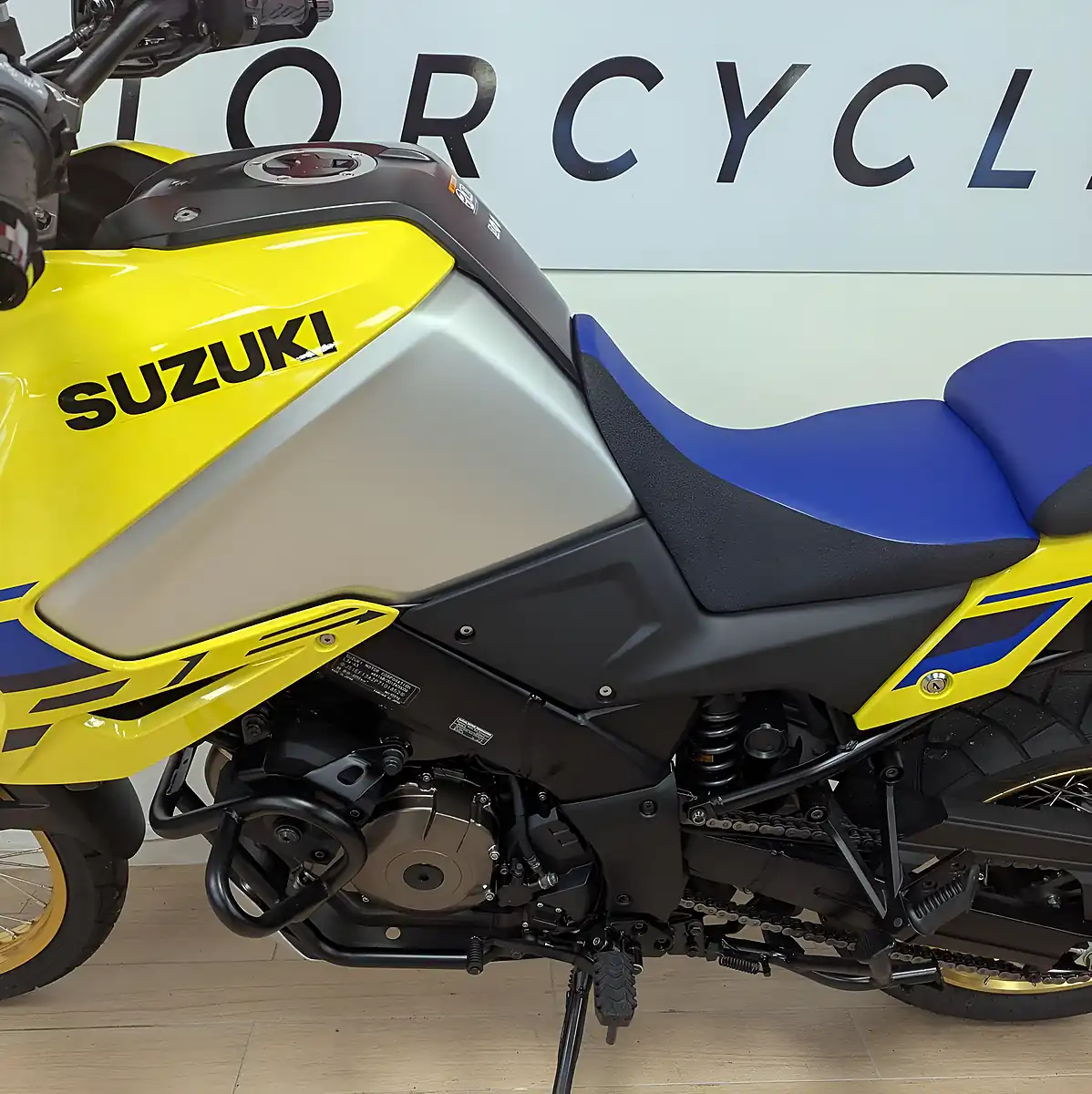 Used 2025 Suzuki V-Strom Yellow - Interior and Exterior details 15