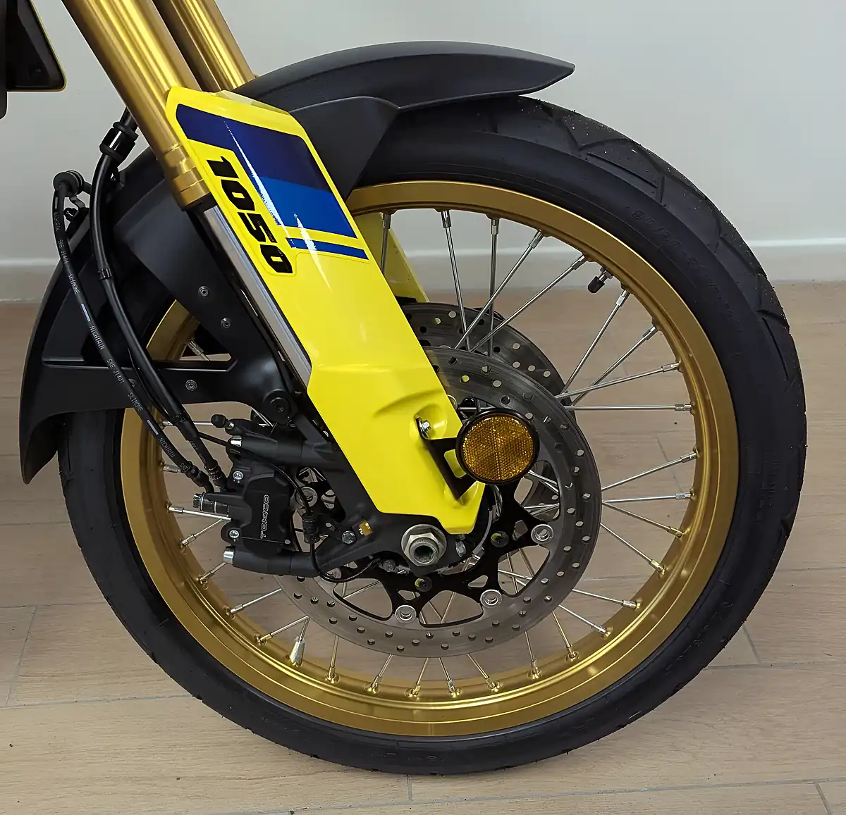 Used 2025 Suzuki V-Strom Yellow - Interior and Exterior details 17