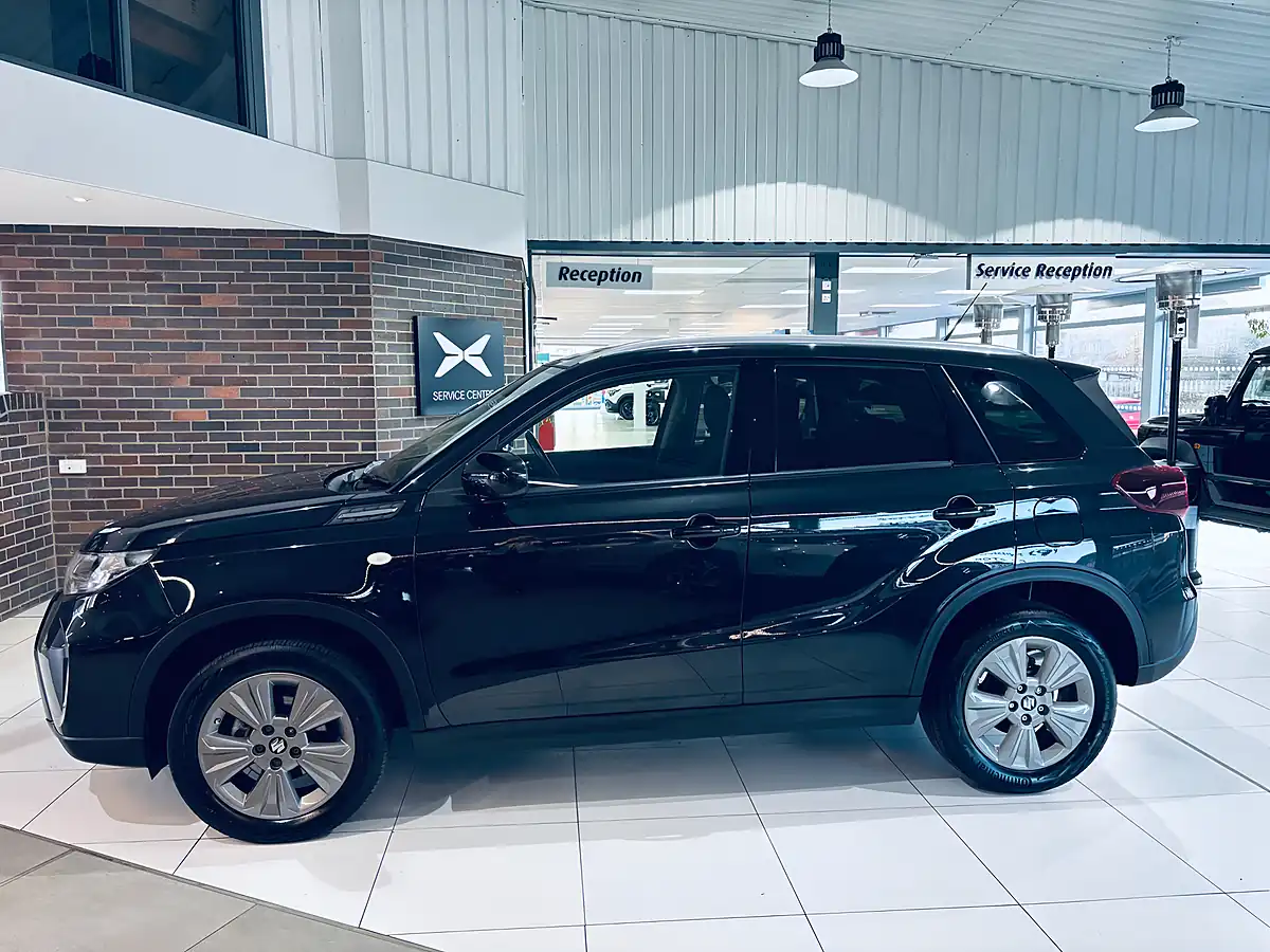 Used 2025 Suzuki Vitara Motion Black - Interior and Exterior details 4