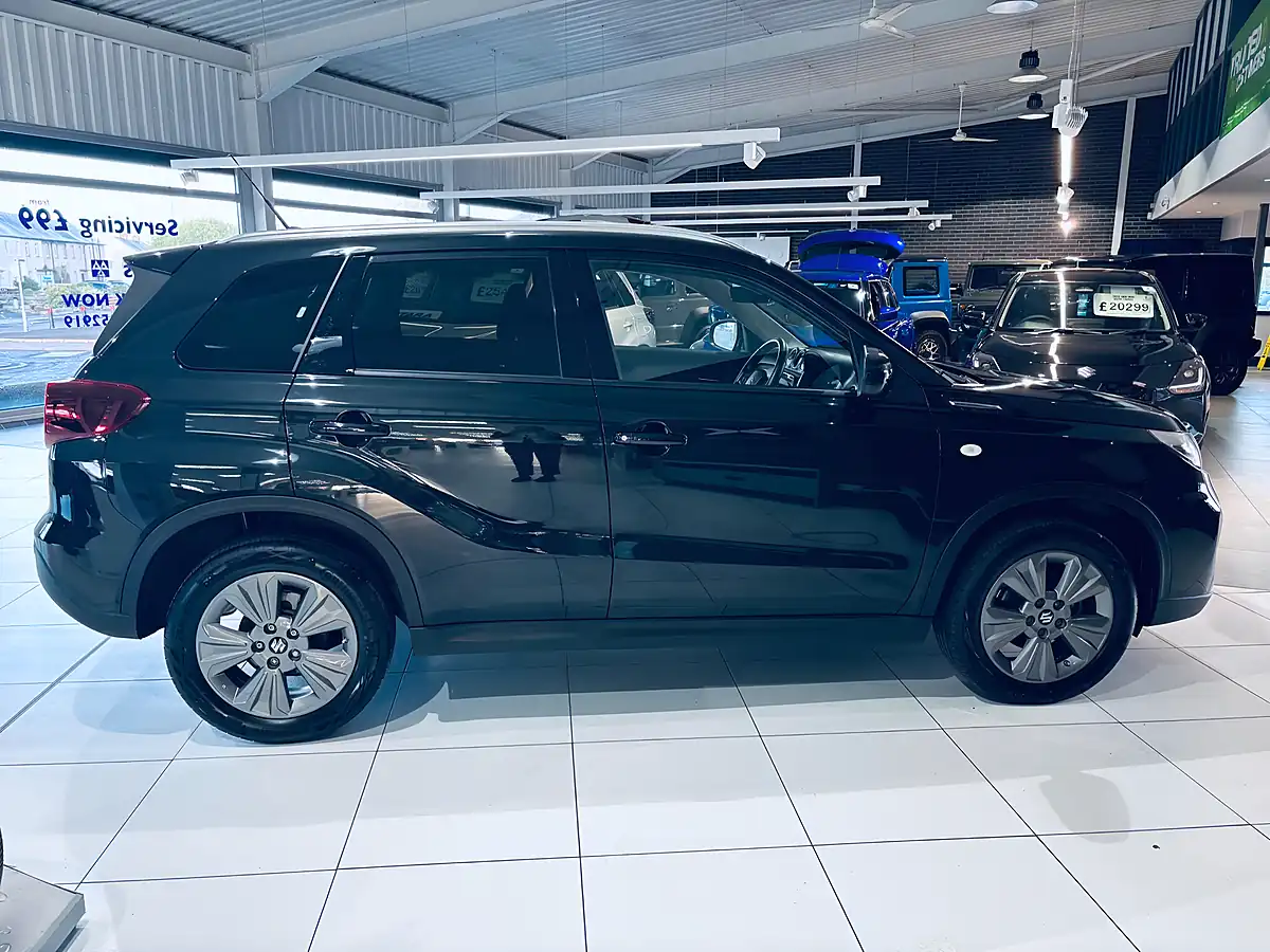 Used 2025 Suzuki Vitara Motion Black - Interior and Exterior details 5