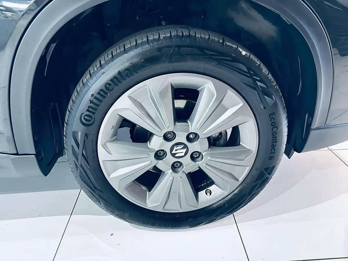 Used 2025 Suzuki Vitara Motion Black - Interior and Exterior details 9