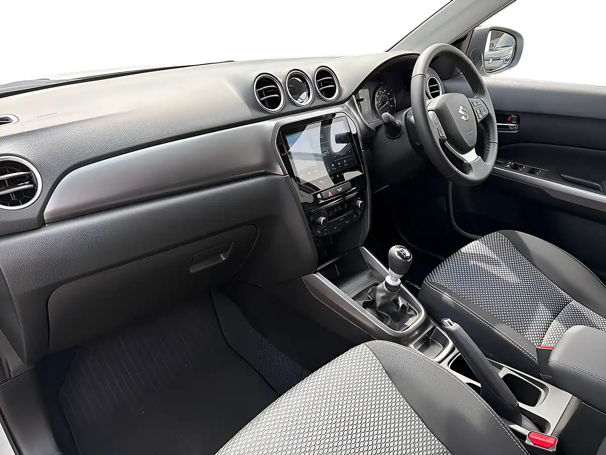 Used 2025 Suzuki Vitara Motion White - Interior and Exterior details 12
