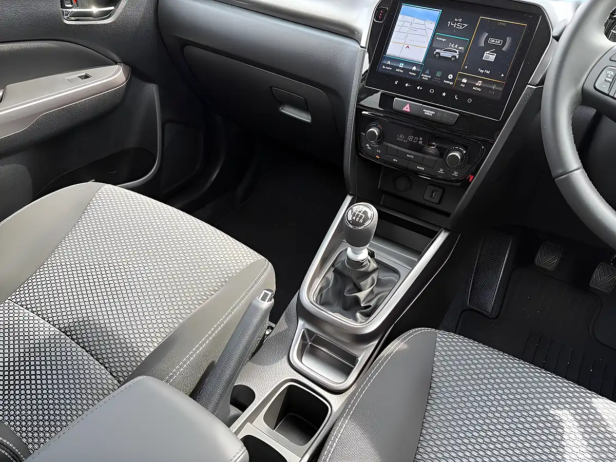 Used 2025 Suzuki Vitara Motion White - Interior and Exterior details 13