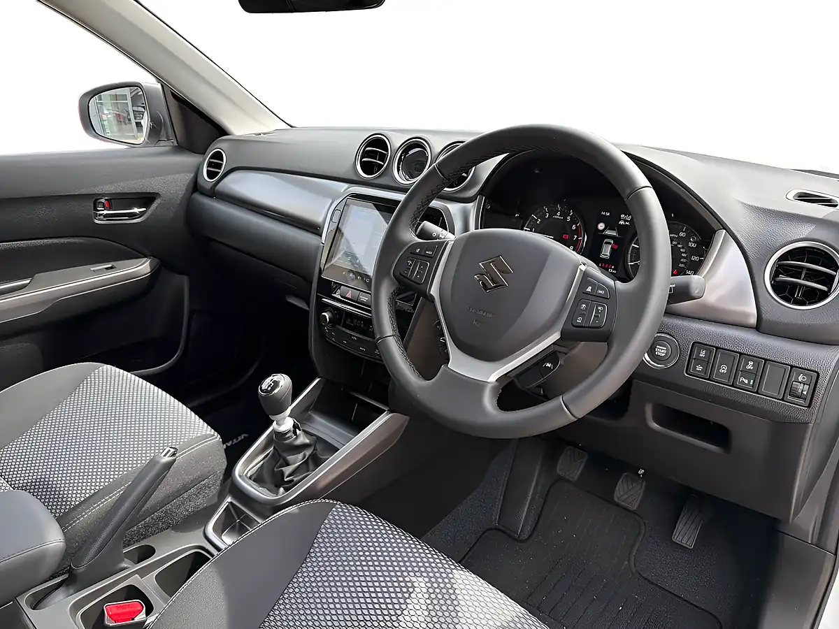 Used 2025 Suzuki Vitara Motion White - Interior and Exterior details 8