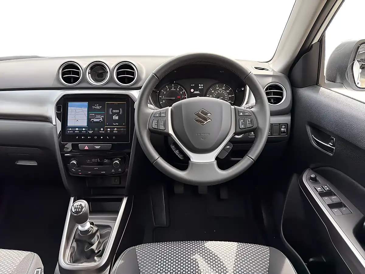 Used 2025 Suzuki Vitara Motion White - Interior and Exterior details 9