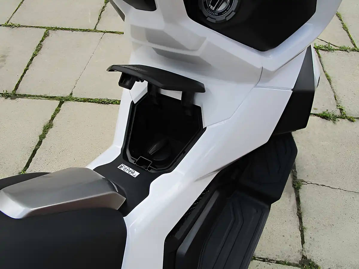 Used 2025 Sym Adx 125 White - Interior and Exterior details 17