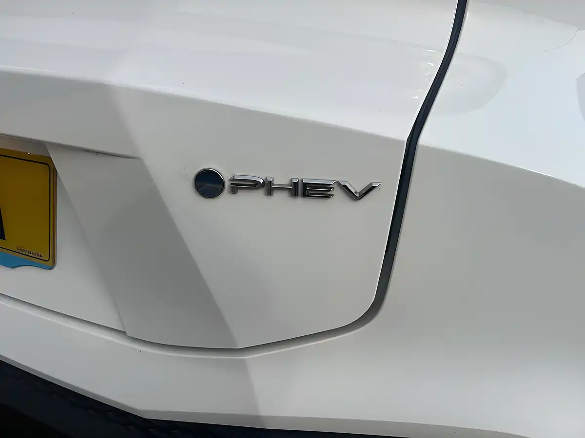 Used 2025 Toyota C-Hr Design White - Interior and Exterior details 6