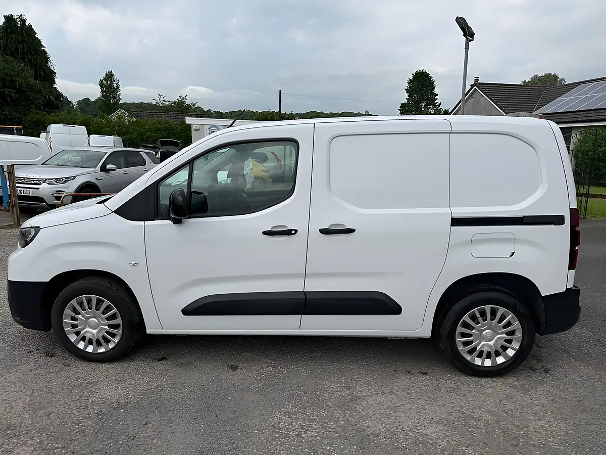Used 2025 Toyota Proace City Icon White - Interior and Exterior details 7