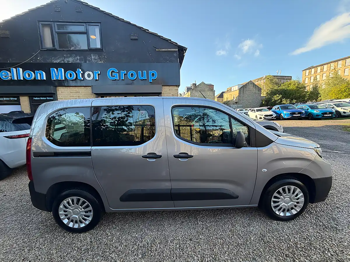 Used 2025 Toyota Proace City Verso Icon Grey - Interior and Exterior details 6