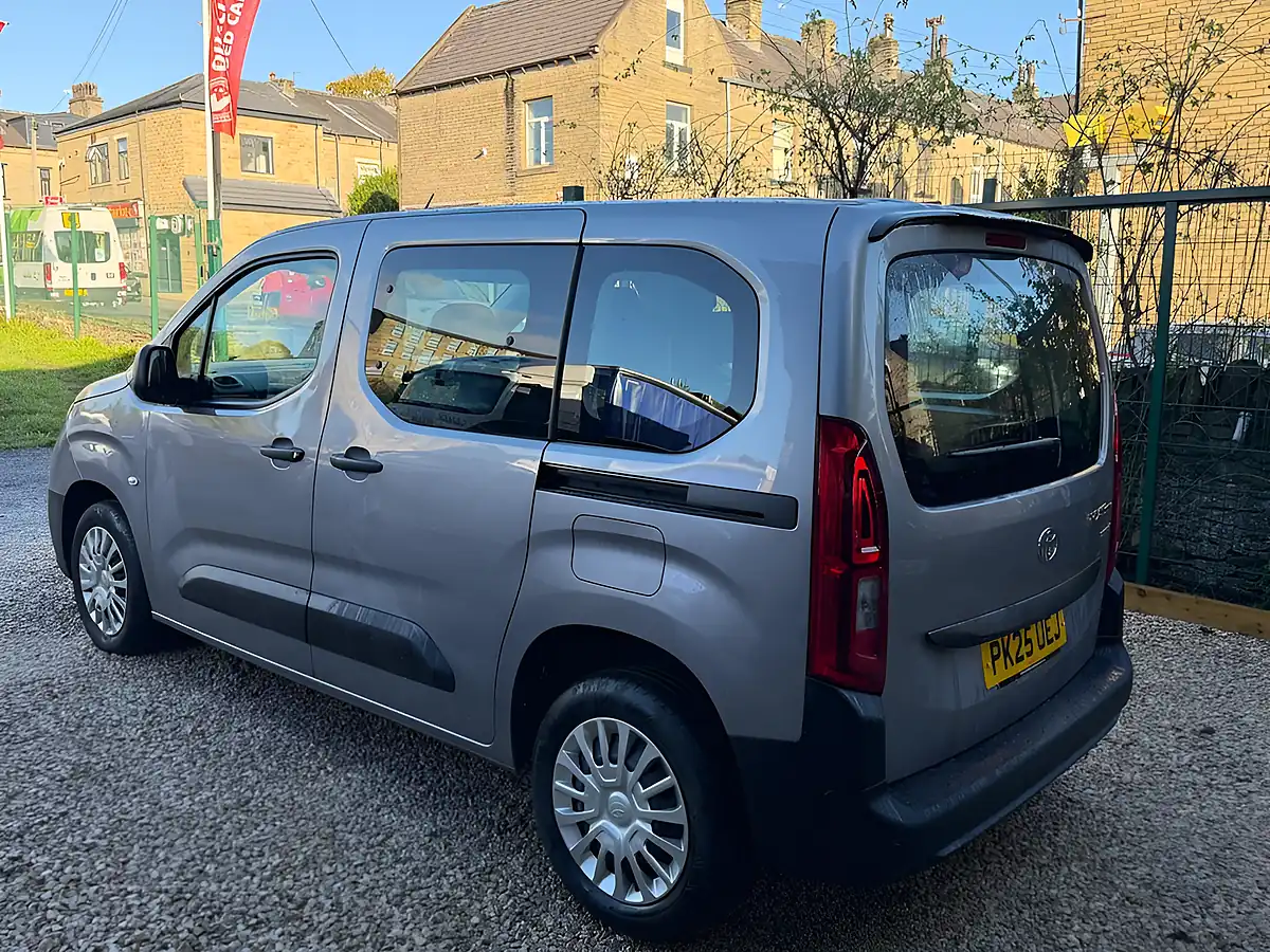 Used 2025 Toyota Proace City Verso Icon Grey - Interior and Exterior details 7