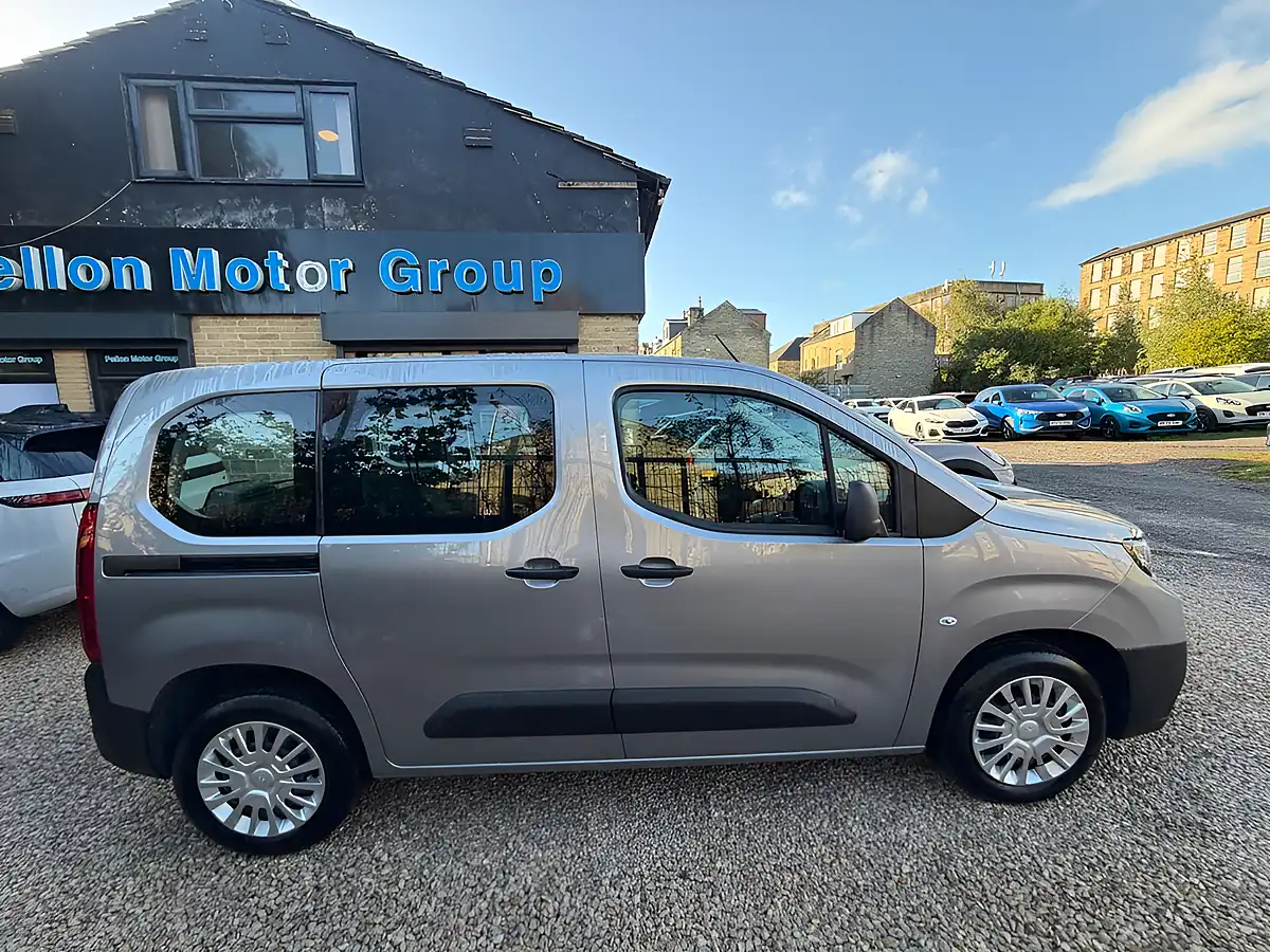 Used 2025 Toyota Proace City Verso Icon Grey - Interior and Exterior details 9