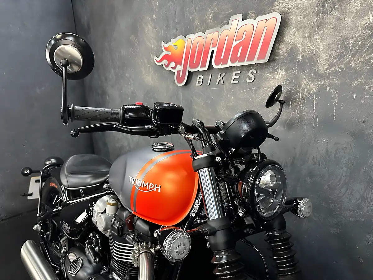 Used 2025 Triumph Bobber 1200 Modern Classics Grey - Interior and Exterior details 10