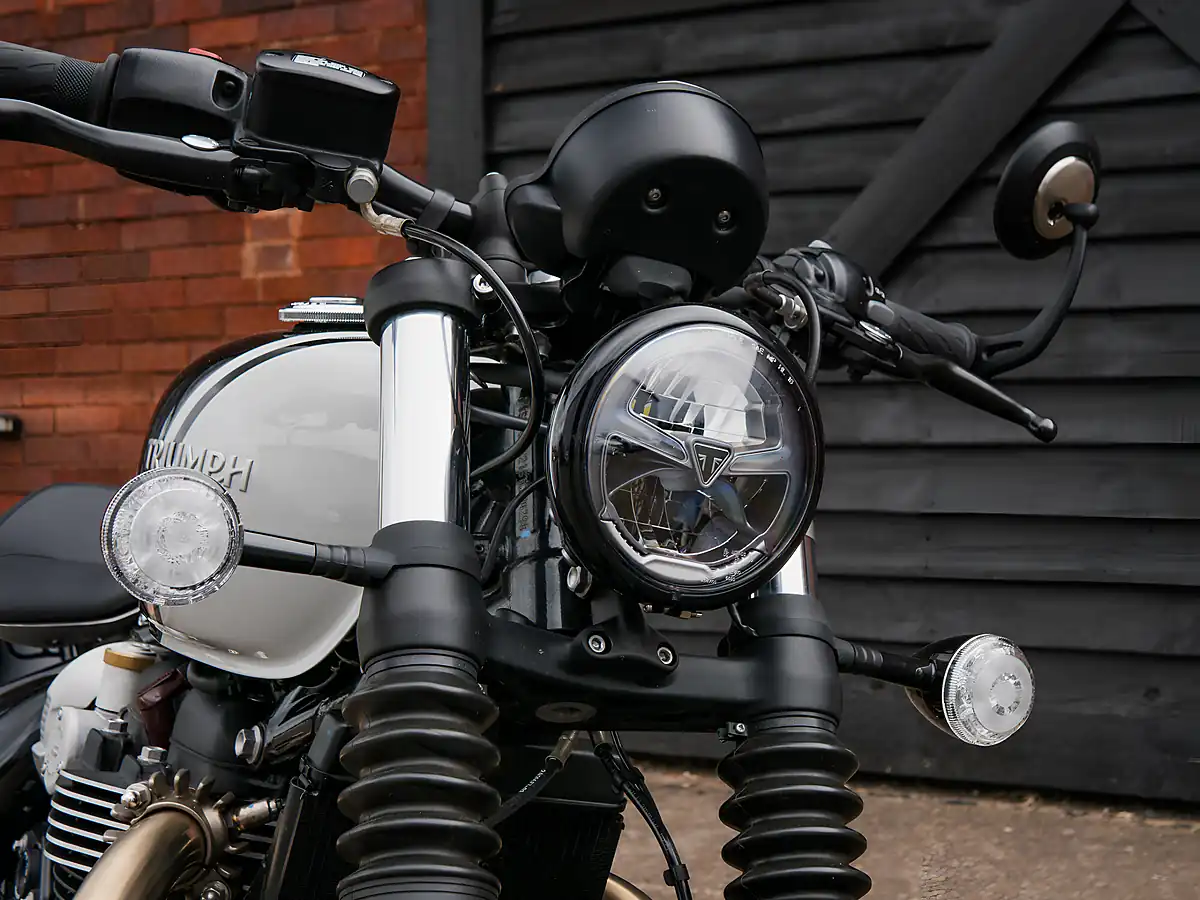 Used 2025 Triumph Bonneville Bobber Jet Black & Ash Grey - Interior and Exterior details 3