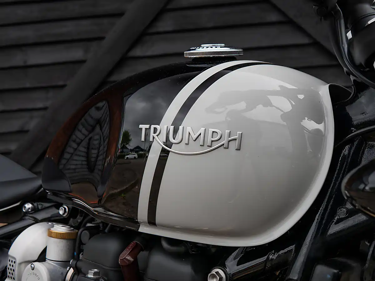 Used 2025 Triumph Bonneville Bobber Jet Black & Ash Grey - Interior and Exterior details 5
