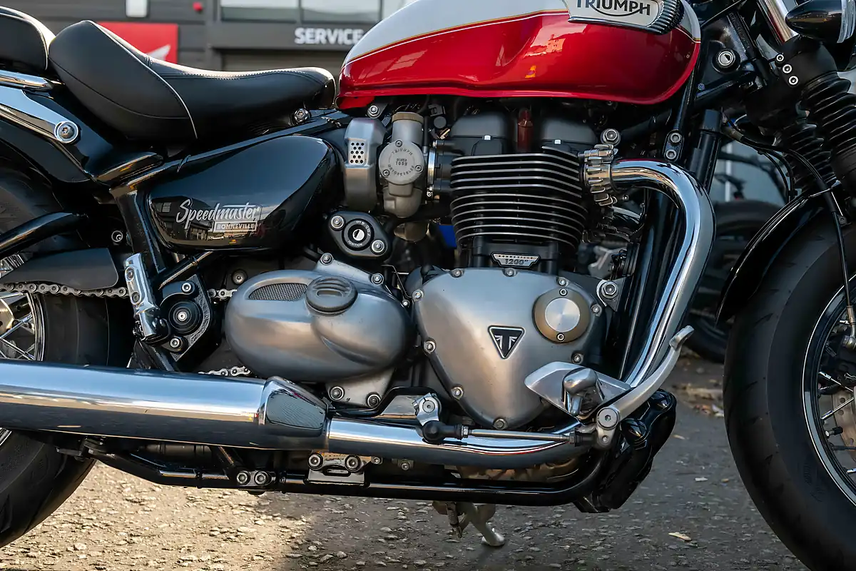 Used 2025 Triumph Bonneville Speedmaster Snowdonia / Cranberry Red - Interior and Exterior details 12