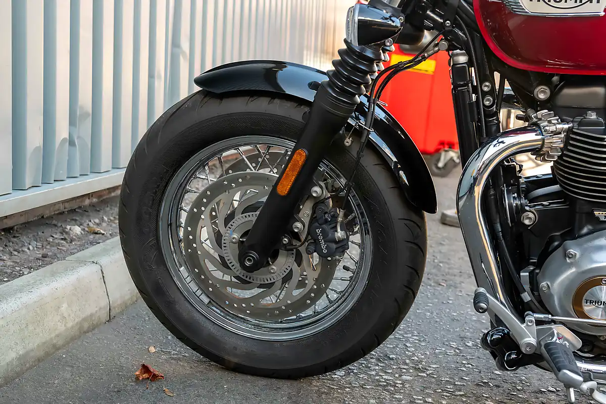 Used 2025 Triumph Bonneville Speedmaster Snowdonia / Cranberry Red - Interior and Exterior details 9
