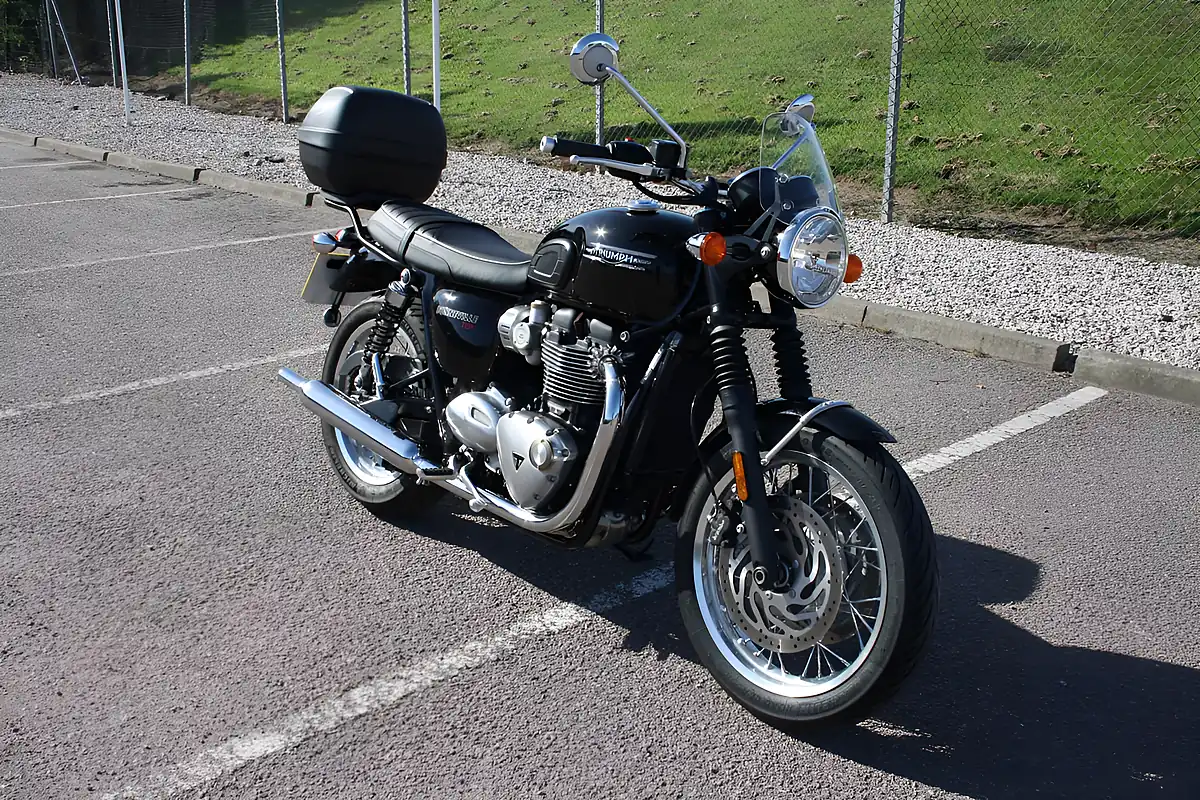 Used 2025 Triumph Bonneville T120 Jet Black - Interior and Exterior details 4