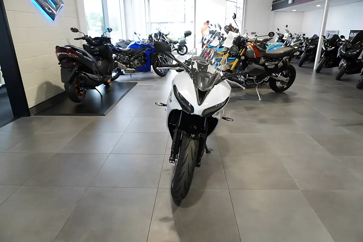 Used 2025 Triumph Daytona 660 Snowdonia White - Interior and Exterior details 3