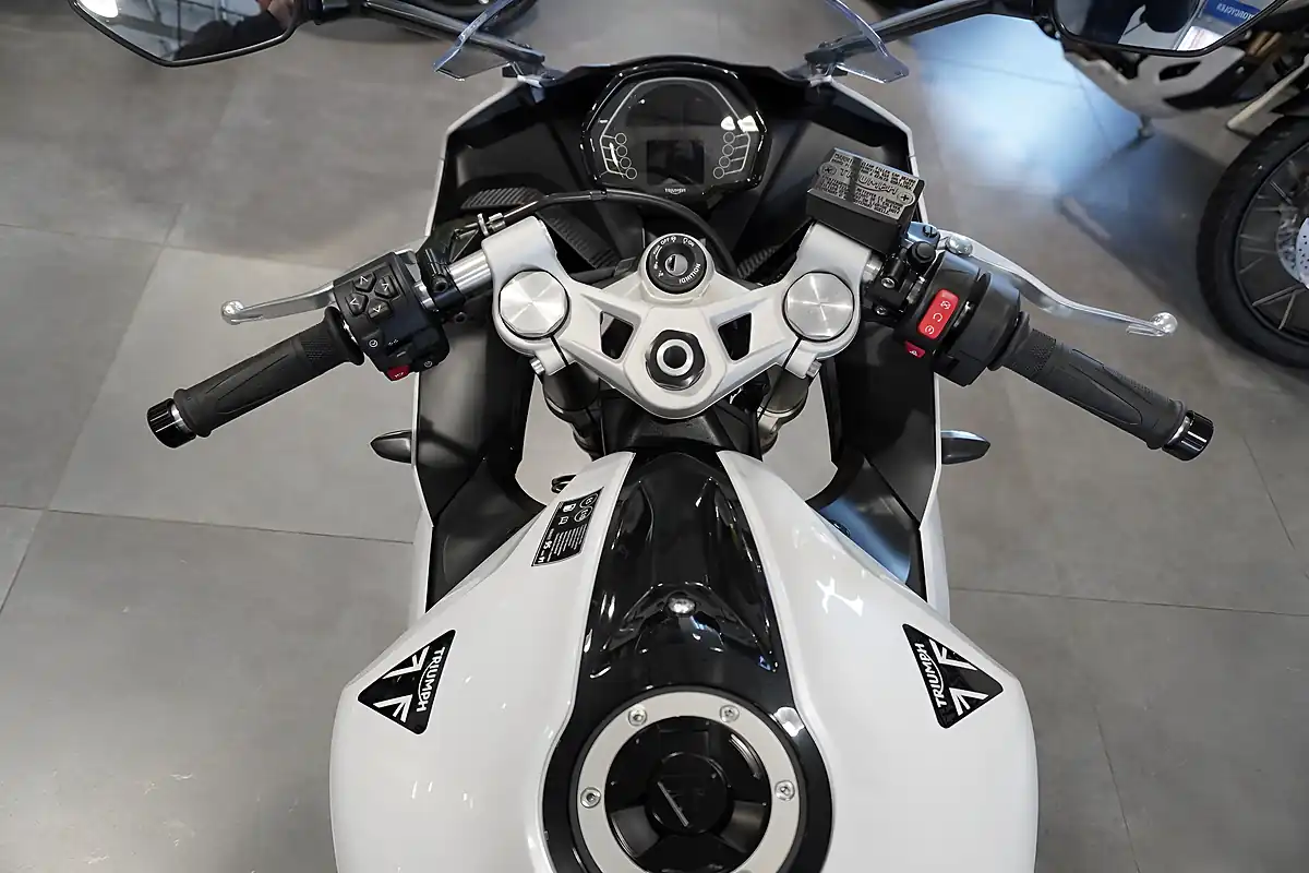 Used 2025 Triumph Daytona 660 Snowdonia White - Interior and Exterior details 7