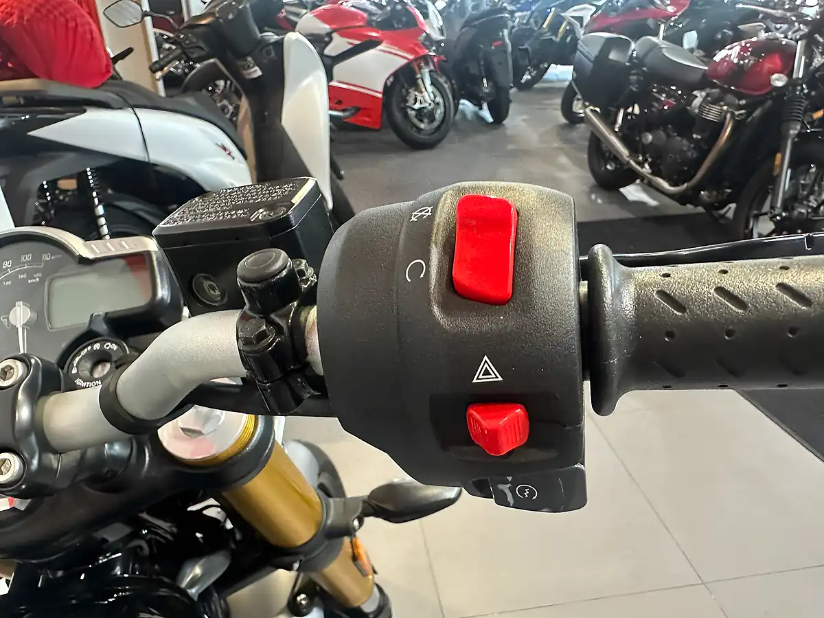 Used 2025 Triumph Speed 400 Black Metallic - Interior and Exterior details 13