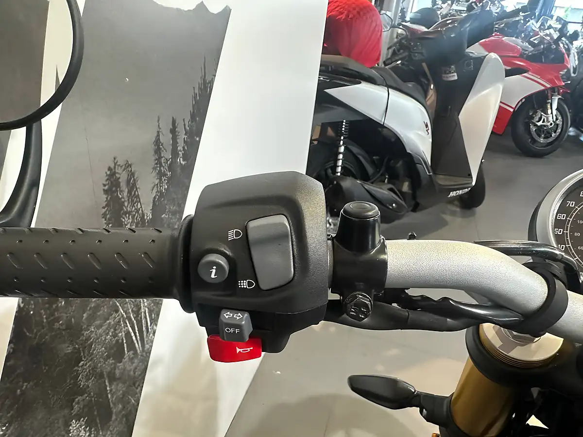 Used 2025 Triumph Speed 400 Black Metallic - Interior and Exterior details 14