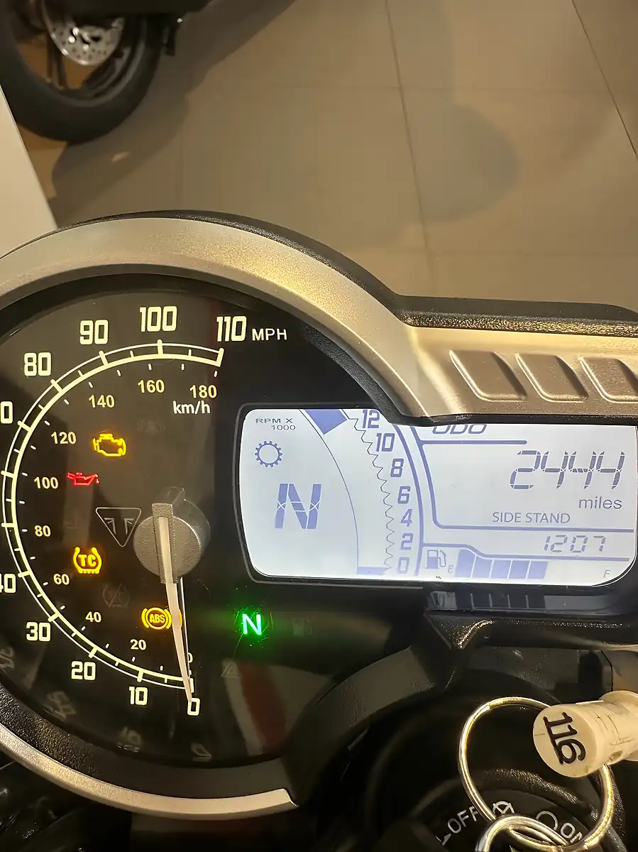 Used 2025 Triumph Speed 400 Black Metallic - Interior and Exterior details 16