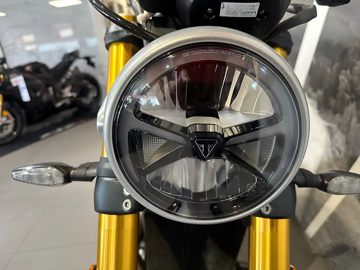 Used 2025 Triumph Speed 400 Black Metallic - Interior and Exterior details 18