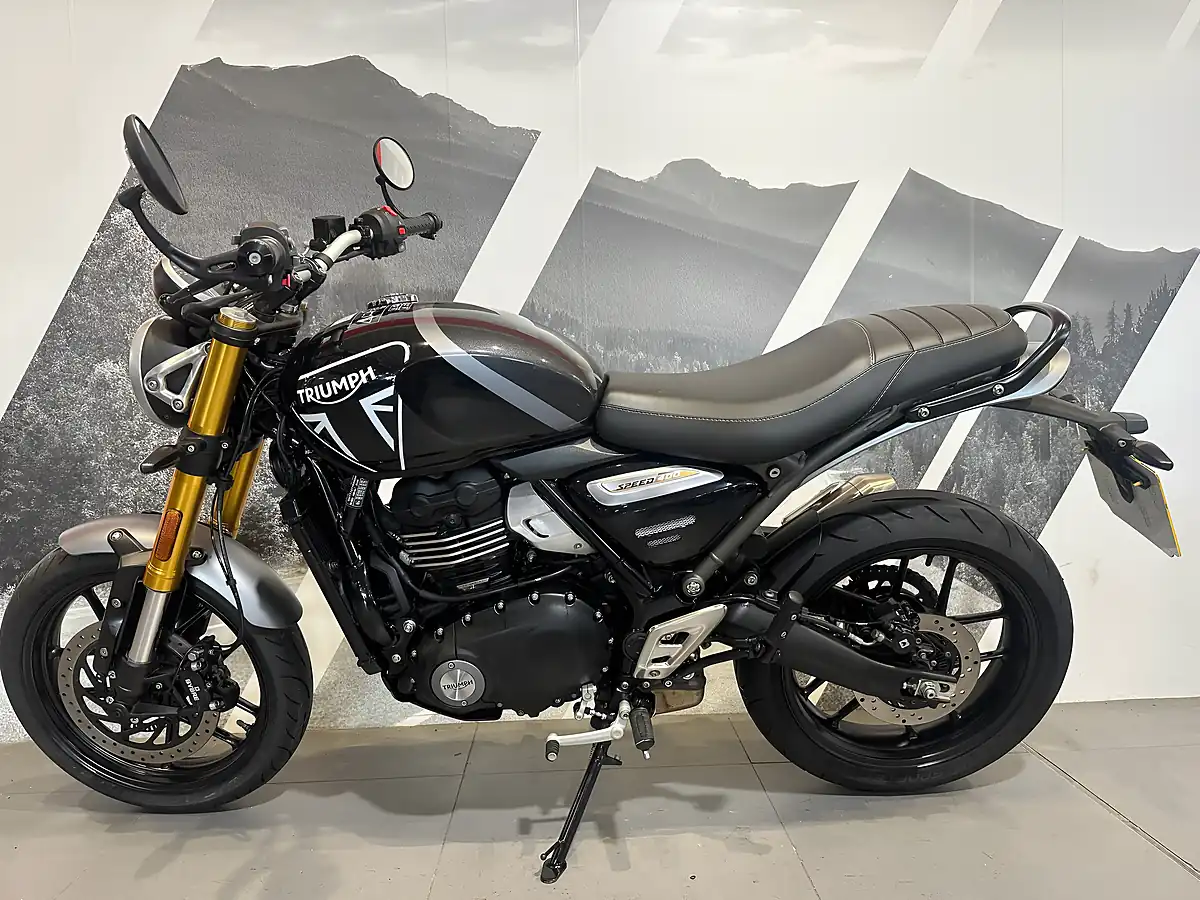 Used 2025 Triumph Speed 400 Black Metallic - Interior and Exterior details 2