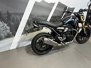 Used 2025 Triumph Speed 400 Black Metallic - Interior and Exterior details 4