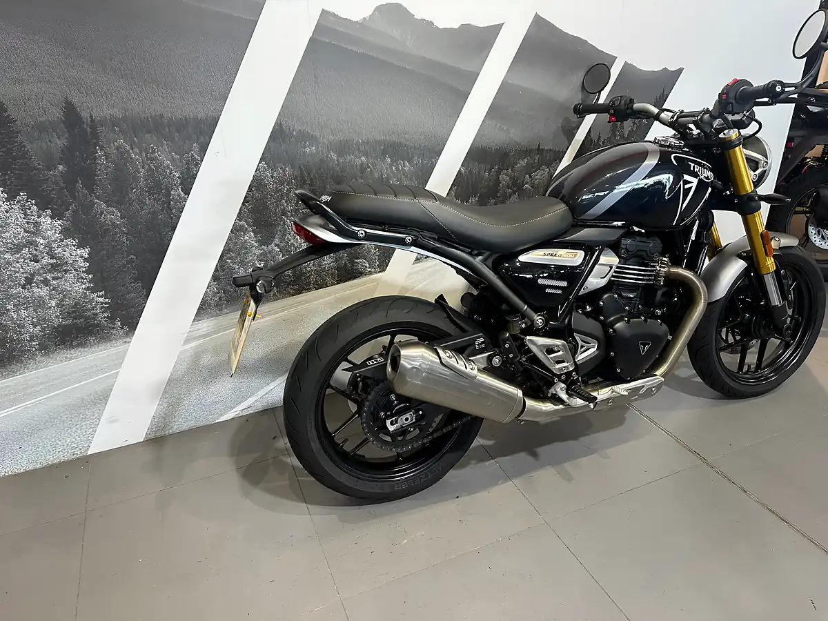 Used 2025 Triumph Speed 400 Black Metallic - Interior and Exterior details 4